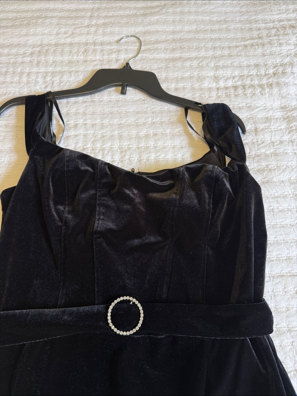 Elegant Black-velvet dress off the shoulder with a matching belt - Picture 4 of 10